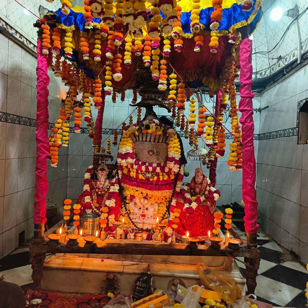 कानपुर के पतारा में बैजनाथ बाबा का श्रृंगार:रामनवमी पर बाबा को हीरे-जवाहरात से सजाया जाता, दर्शन करने दूर-दराज से पहुंचते हैं श्रद्धालु