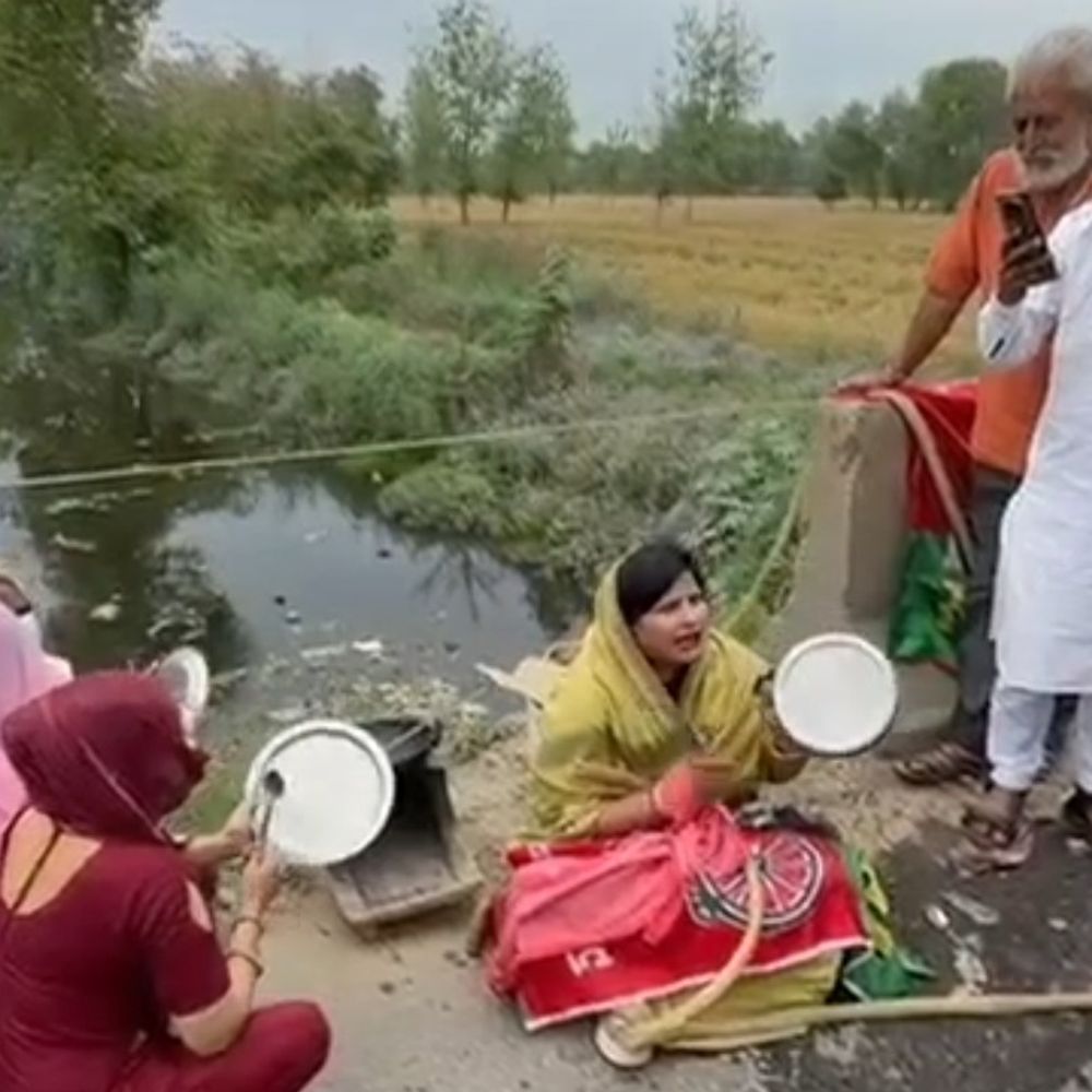 पूर्व विधायक गुड्डू पंडित की पत्नी का प्रदर्शन:नाले में पाइप डालकर चाय बनाई, थाली बजाकर विरोध जताया