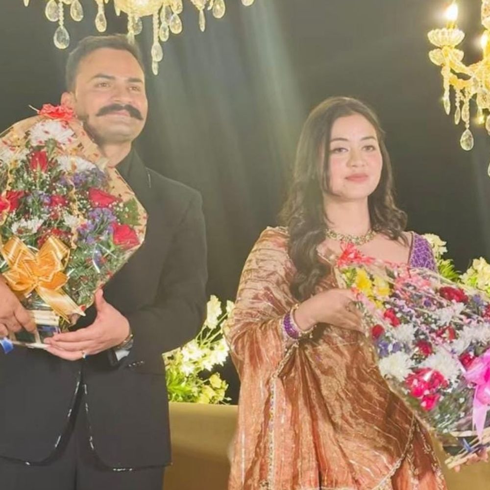 संभल SP और बरेली SP ने सगाई की 12 तस्वीरें:कहां से आया तू…” और “मेरे साथ चलेगी ना जी…” पर दोनों जमकर नाचे