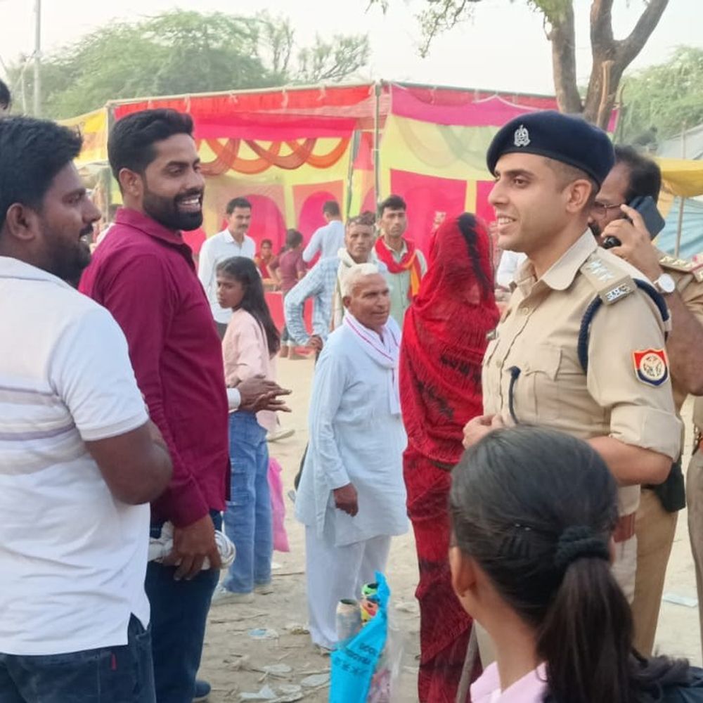 सती मंदिर में झंडा चढ़ाने के दौरान विवाद:औरैया में दो पक्षों में लाठी-डंडे चले, एक हिरासत में