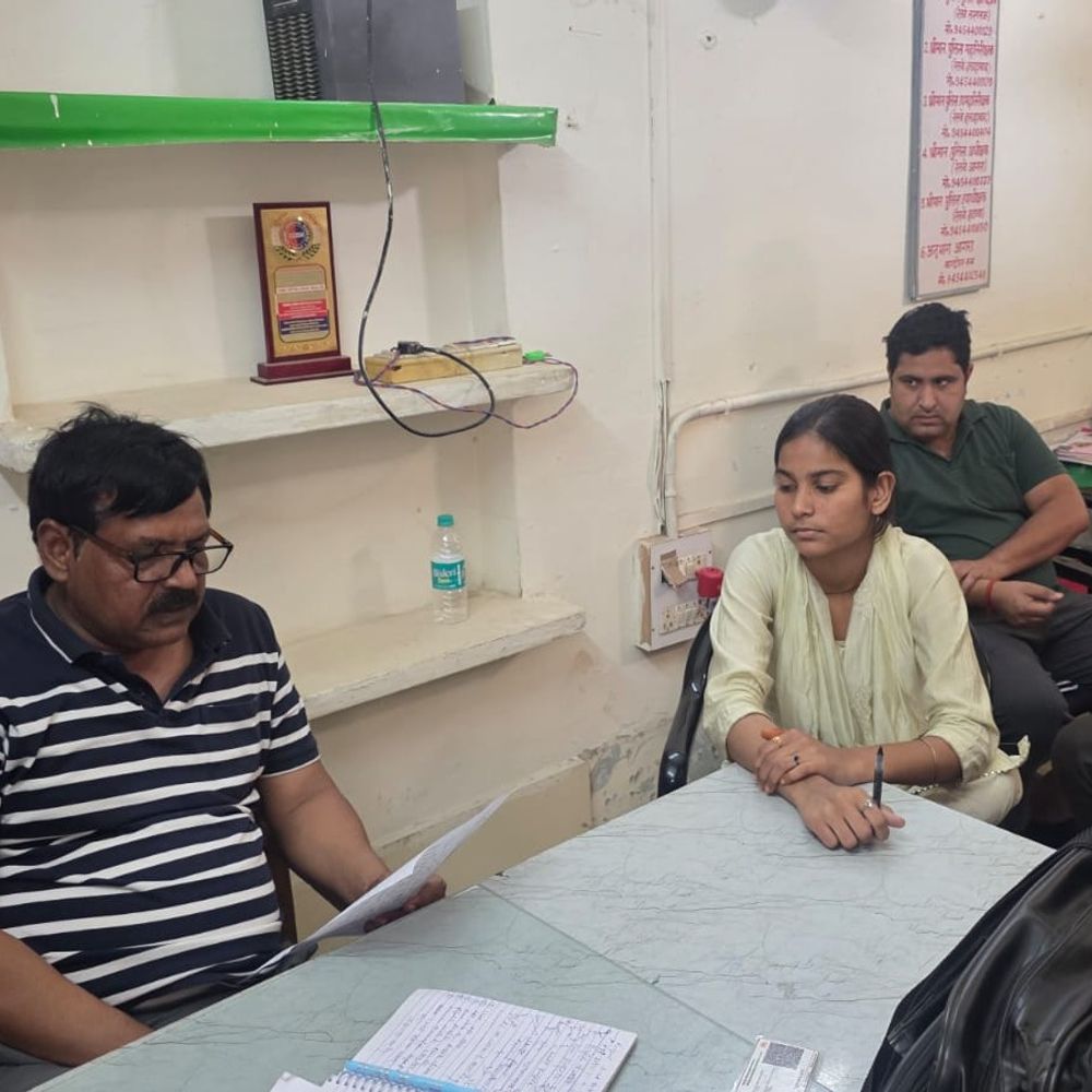 ट्रेन में युवती का बैग लेकर भागा युवक:अगले स्टेशन से लौटी तो दोबारा ट्रेन में चढ़ता दिखा आरोपी, यात्रियों की मदद से पकड़ा