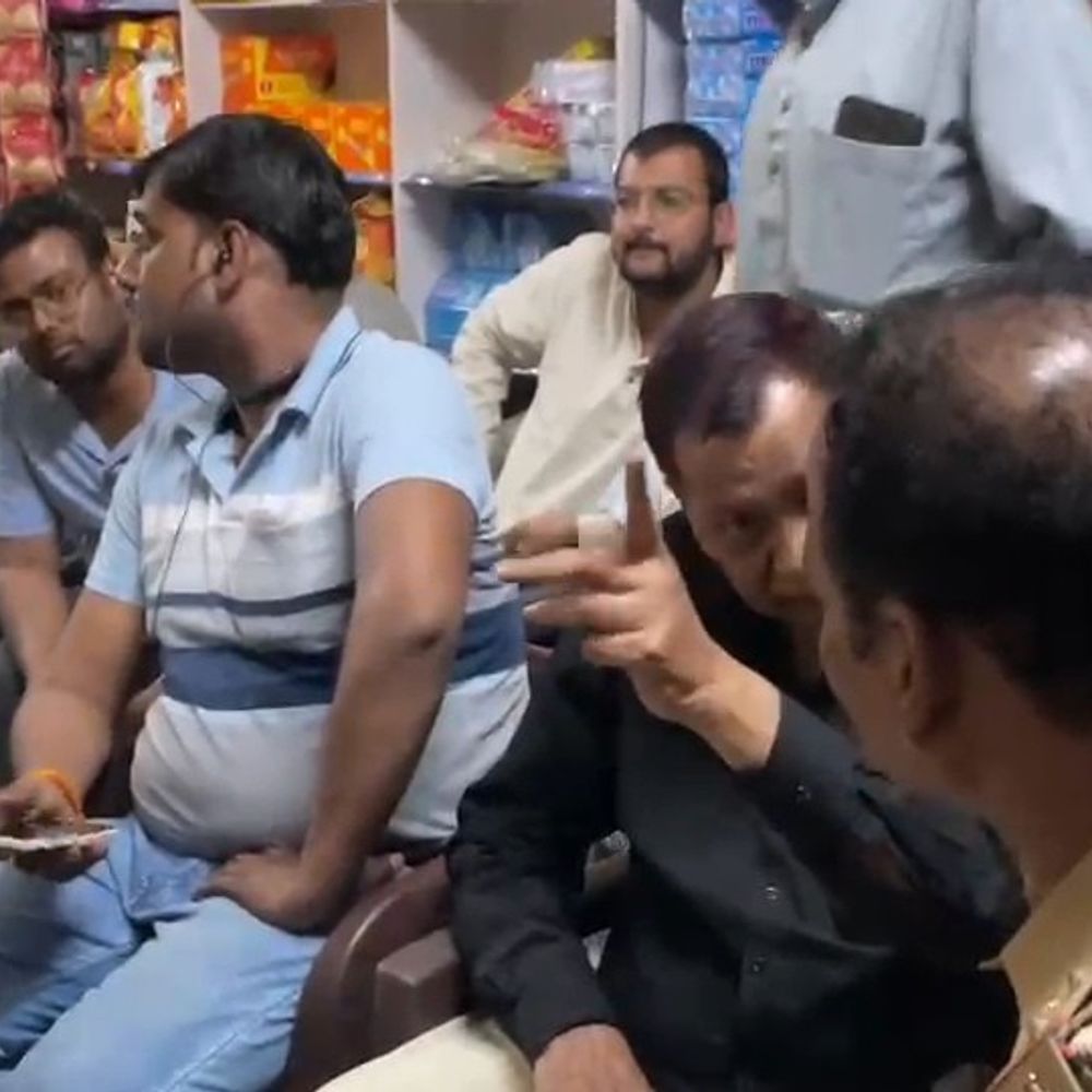 व्यापारियों ने यातायात निरीक्षक को बुलाकर बताईं समस्याएं:बड़े वाहनों के आवागमन पर रोक लगाने की मांग, निरीक्षक ने दिया आश्वासन