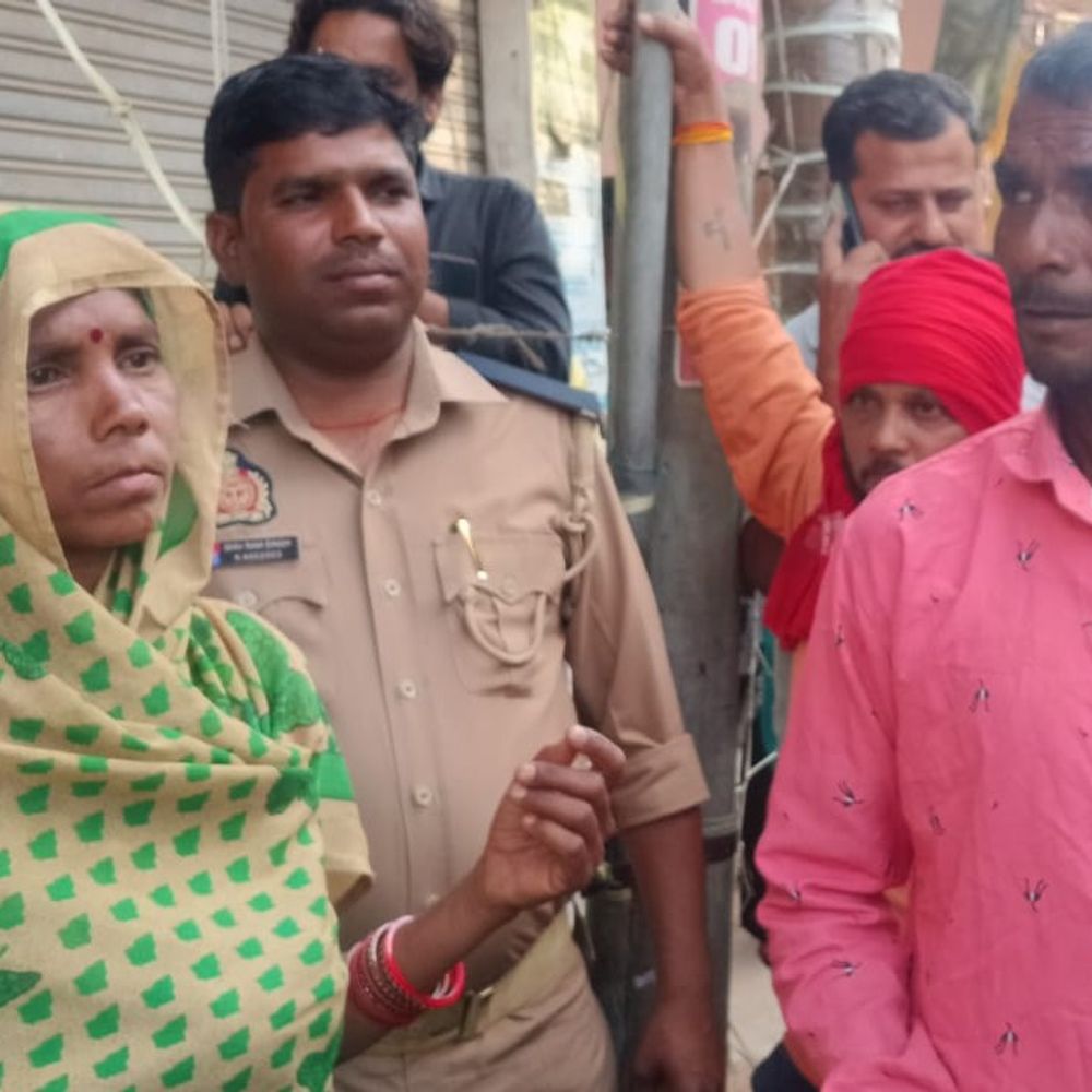 औरैया में महिला SI ने बचाई जान:ट्रेन के आगे कूदने जा रही महिला को रोका