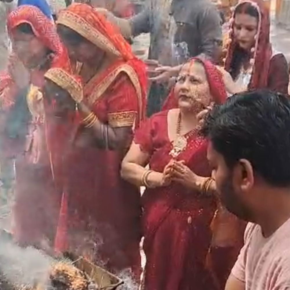 नवरात्र नवमी पर देवी मंदिरों में उमड़ी भक्तों की भीड़:देवरिया में हवन-पूजन और कन्या पूजन से गूंजे परिसर
