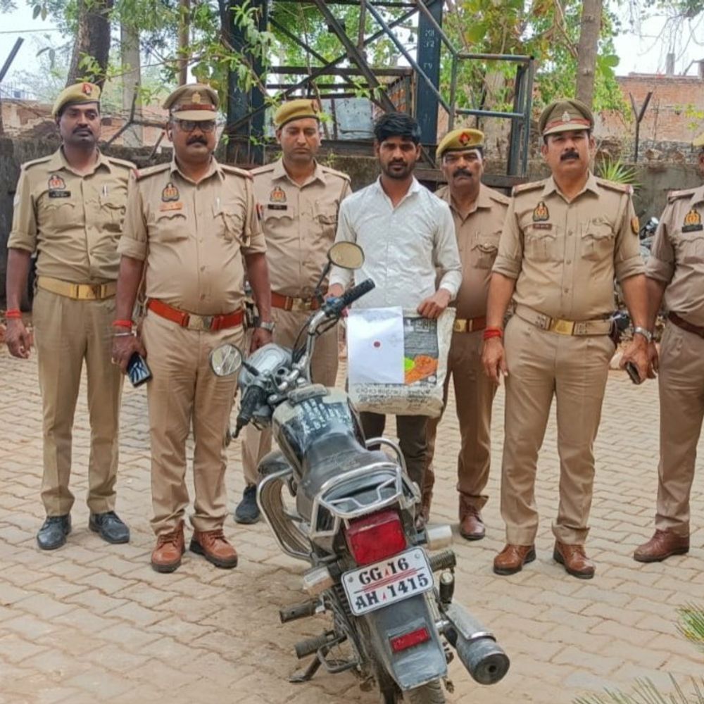 हिस्ट्रीशीटर 3 किलो गांजा के साथ गिरफ्तार:सोनभद्र में फर्जी नंबर प्लेट लगी बाइक भी बरामद