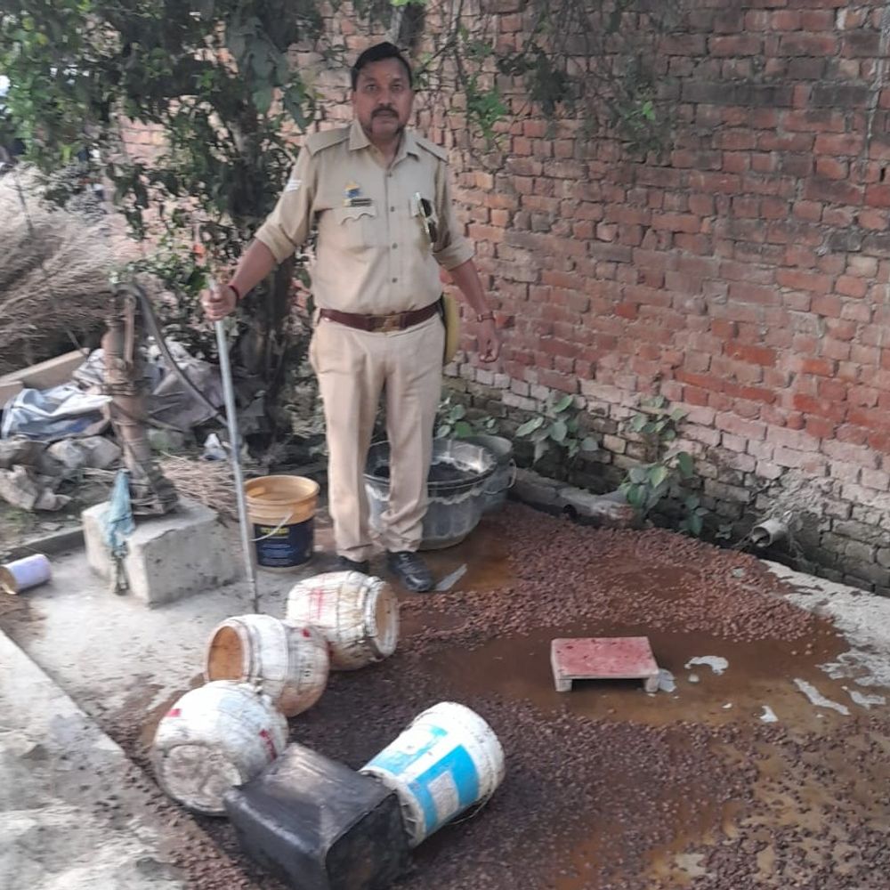 अमेठी में आबकारी टीम की छापेमारी:75 लीटर अवैध शराब बरामद, 4 मुकदमे दर्ज