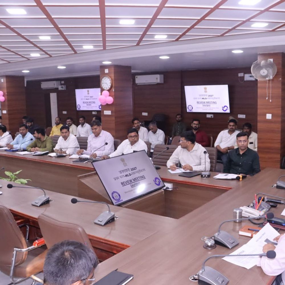 जौनपुर में जनगणना 2027 की बैठक आयोजित:जिलाधिकारी ने हाउसलिस्टिंग, स्टाफ तैनाती के निर्देश दिए, 10,000 कर्मी होंगे नियुक्त