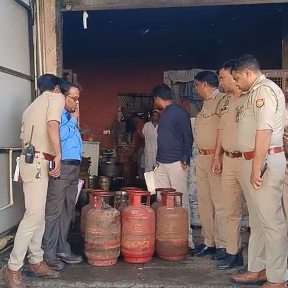 मेरठ में गैस एजेंसी की मनमानी:KYC के नाम पर पैसे मांगे जा रहे, DM ने कहा- स्टॉक की कमी नहीं