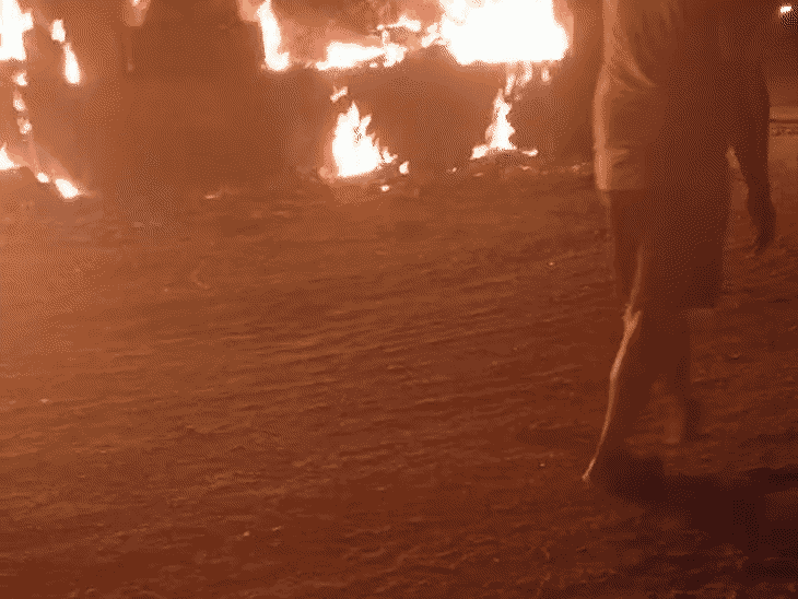 पोरसा में सब्जी दुकानों में लगी आग:दो दुकानों का लाखों का स्टॉक जलकर खाक, दमकल की मदद से बुझाई