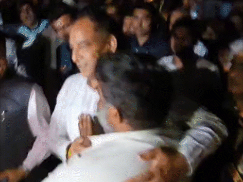 80 घंटे बाद 250 फीट ऊंचे टावर से उतरा किसान:  सोनीपत में BJP अध्यक्ष के पैर छूए, मां गले लगकर रोई; बड़ौली बोले-किसी का घर नहीं टूटेगा – Sonipat News