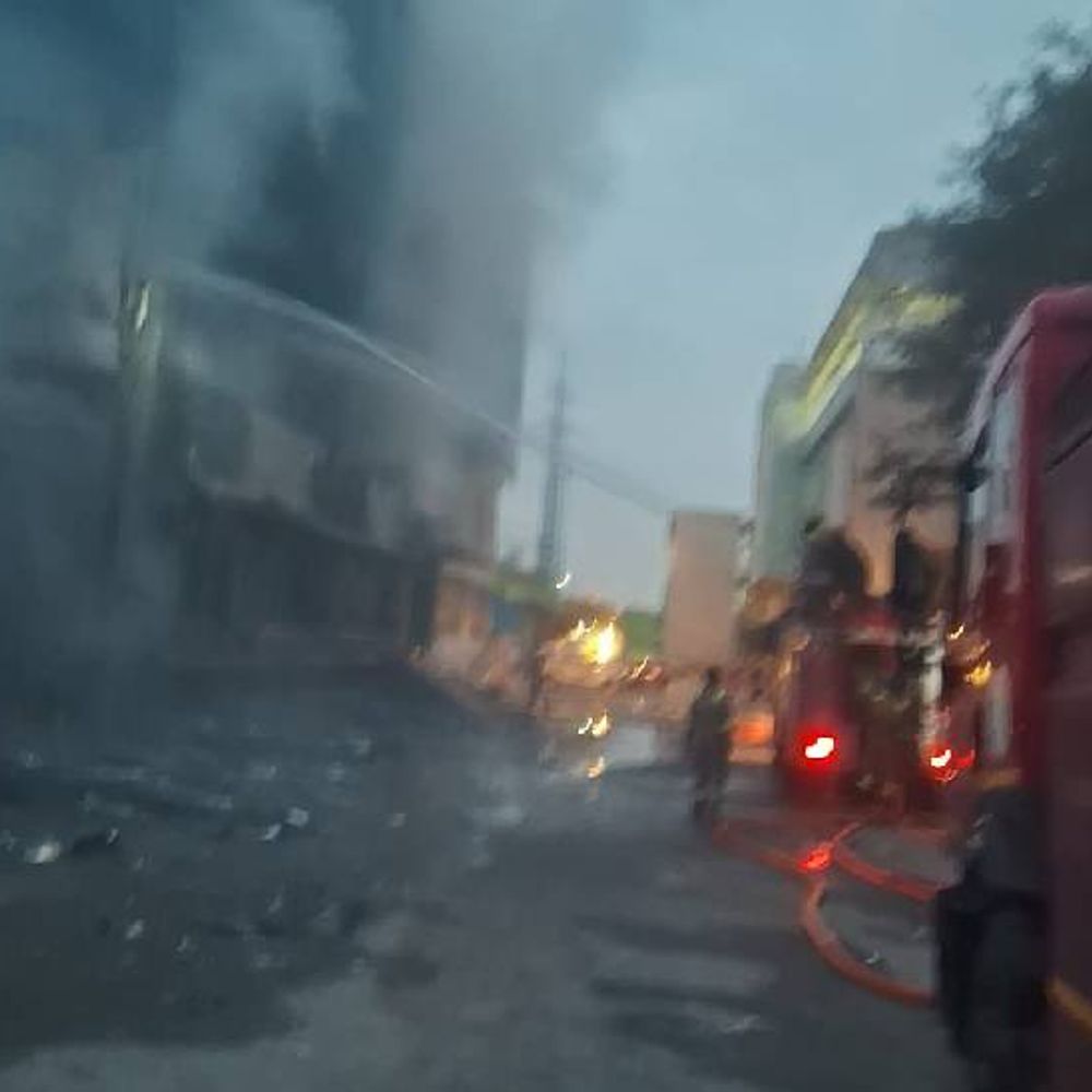 नोएडा में बिल्डिंग में लगी भीषण आग:फायर ब्रिगेड की 15 गाड़ियों ने तीन घंटे में पाया काबू, लाखों का सामान जला