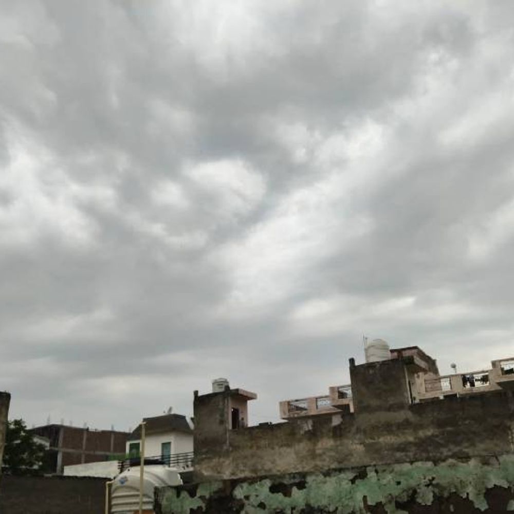 नोएडा में फिर बदला मौसम का मिजाज:छाए काले बादल, रुक-रुक बारिश, अधिकतम तापमान 30 डिग्री और न्यूनतम 19 डिग्री