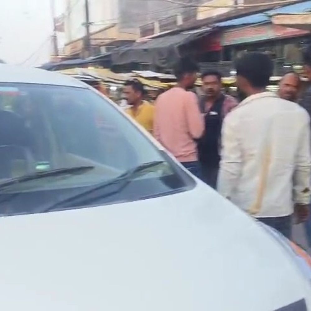 आजमगढ़ में मारपीट का सामने आया वीडियो:चाट खाकर दोना फेंकने के विवाद में हुई घटना, जांच में जुटी पुलिस