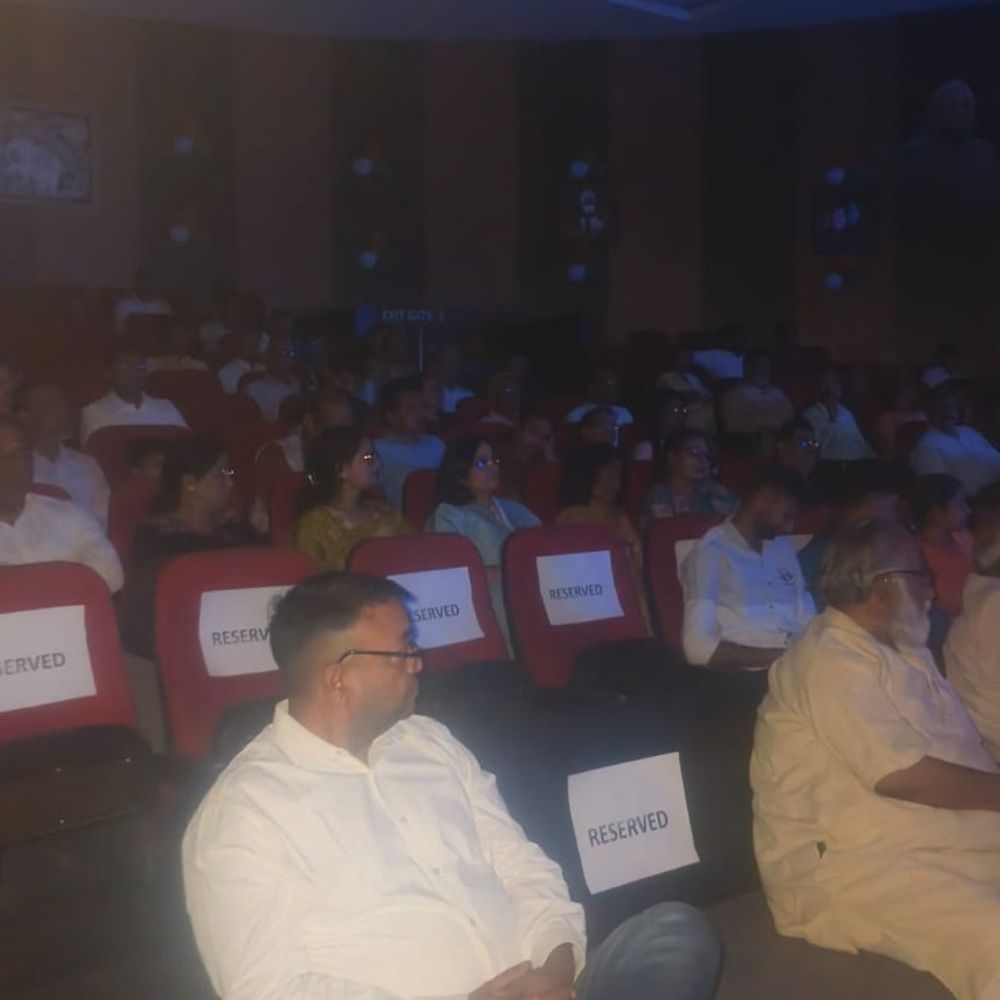 अटल सभागार में ‘बर्फ’ नाटक का मंचन:राष्ट्रीय कला रंग भारती लहर नाट्य मंच की प्रस्तुति, दर्शकों ने की जमकर सराहना