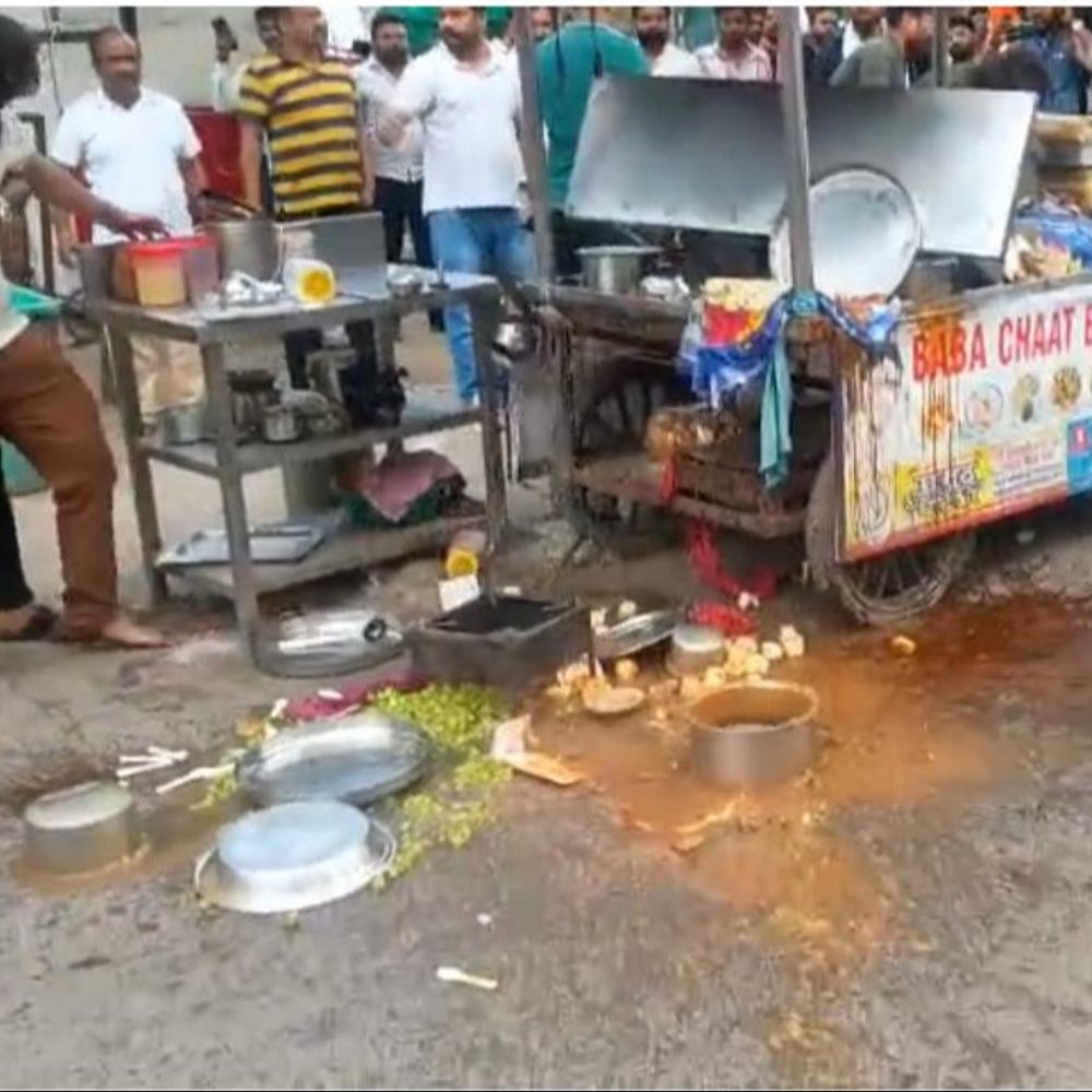 प्रयागराज में सिविल लाइंस में जमकर मारपीट-VIDEO:वकीलों का चाट दुकानदार से झगड़ा, ठेला पलटा, सामान फेंका