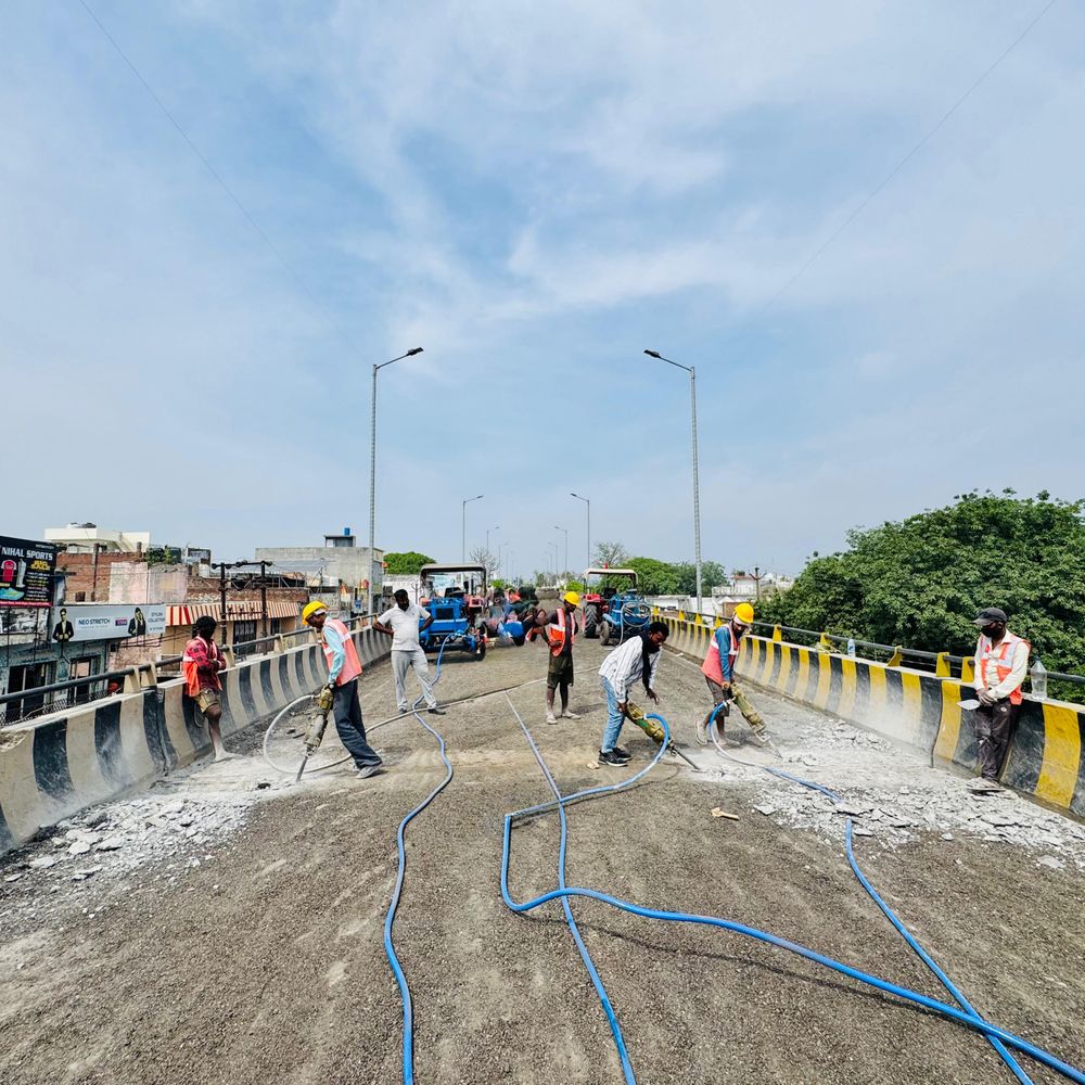 विधायक ने राम-रहीम सेतु मरम्मत कार्य का निरीक्षण किया:रामपुर में ठेकेदार को तेजी लाने के निर्देश दिए, 2.29 करोड़ रुपए की लागत से बन रहा