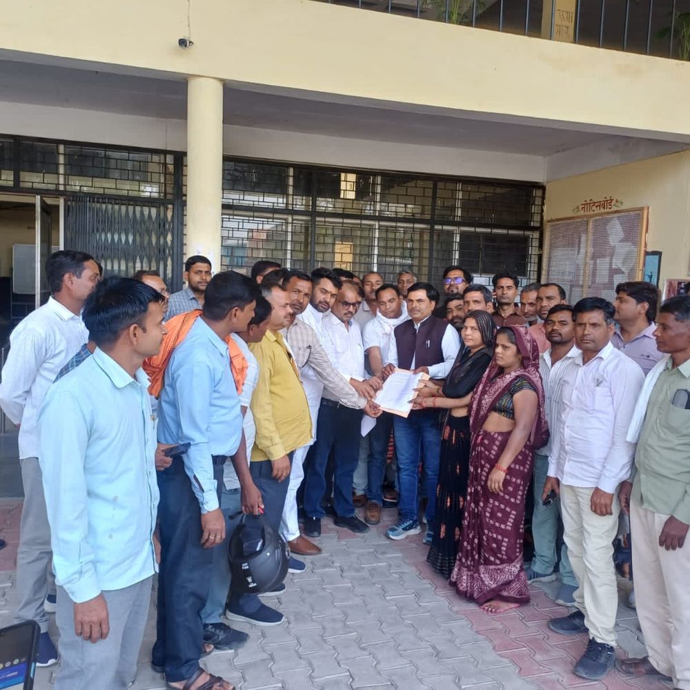 रोजगार सेवकों का प्रदर्शन, 10 माह का मानदेय बकाया:एटा में CDO कार्यालय पर धरना, अधिकारियों ने दिया आश्वासन