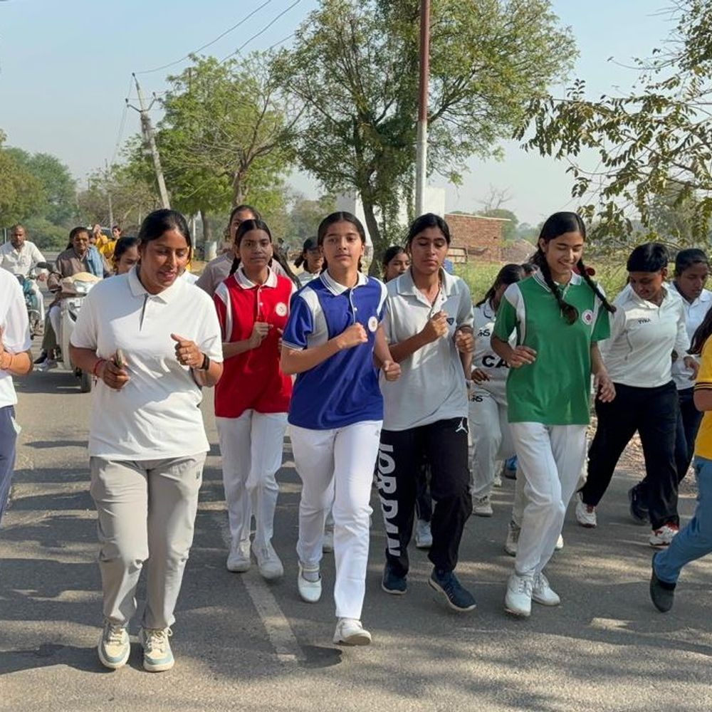 मथुरा में मिशन शक्ति के तहत ‘रन फॉर एंपावरमेंट:113 प्रतिभागियों ने दौड़ लगाकर दिया महिला सुरक्षा का संदेश