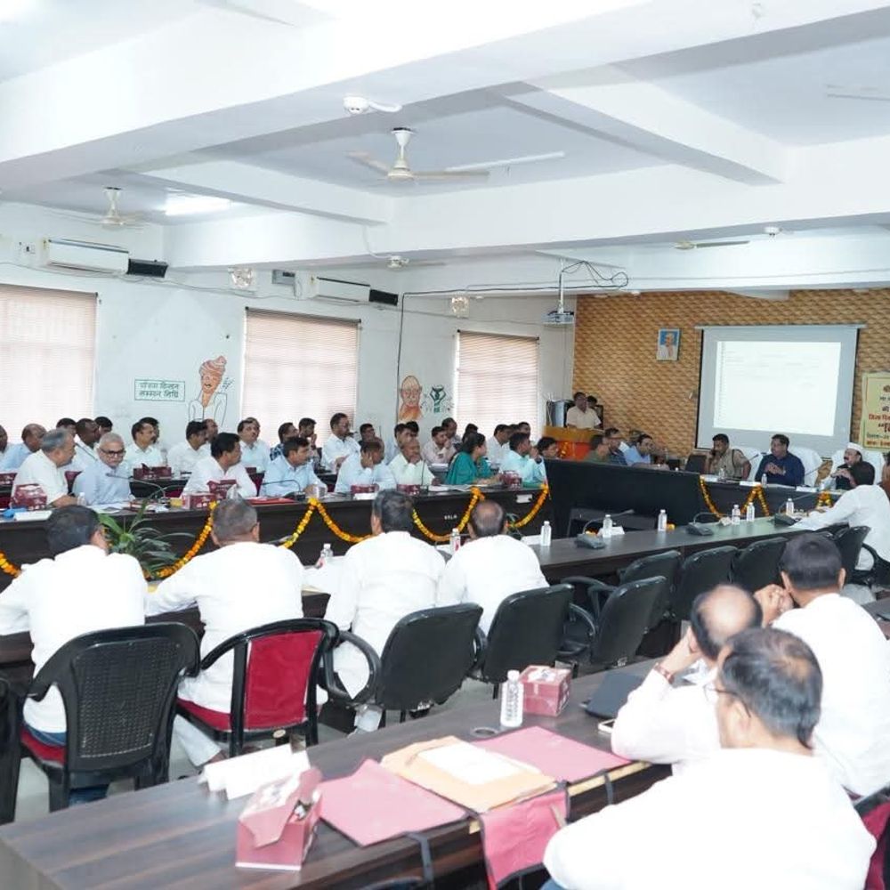 अमेठी में सांसद किशोरीलाल शर्मा की अध्यक्षता में दिशा बैठक:अधिकारियों को जनप्रतिनिधियों की शिकायतें निपटाने के निर्देश