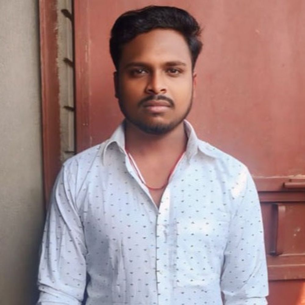 आरा-बक्सर फोरलेन पर डिवाइडर से टकराई बाइक:अज्ञात वाहन की टक्कर से बिगड़ा बैलेंस; हादसे में एक युवक की मौत, दूसरे की हालत गंभीर