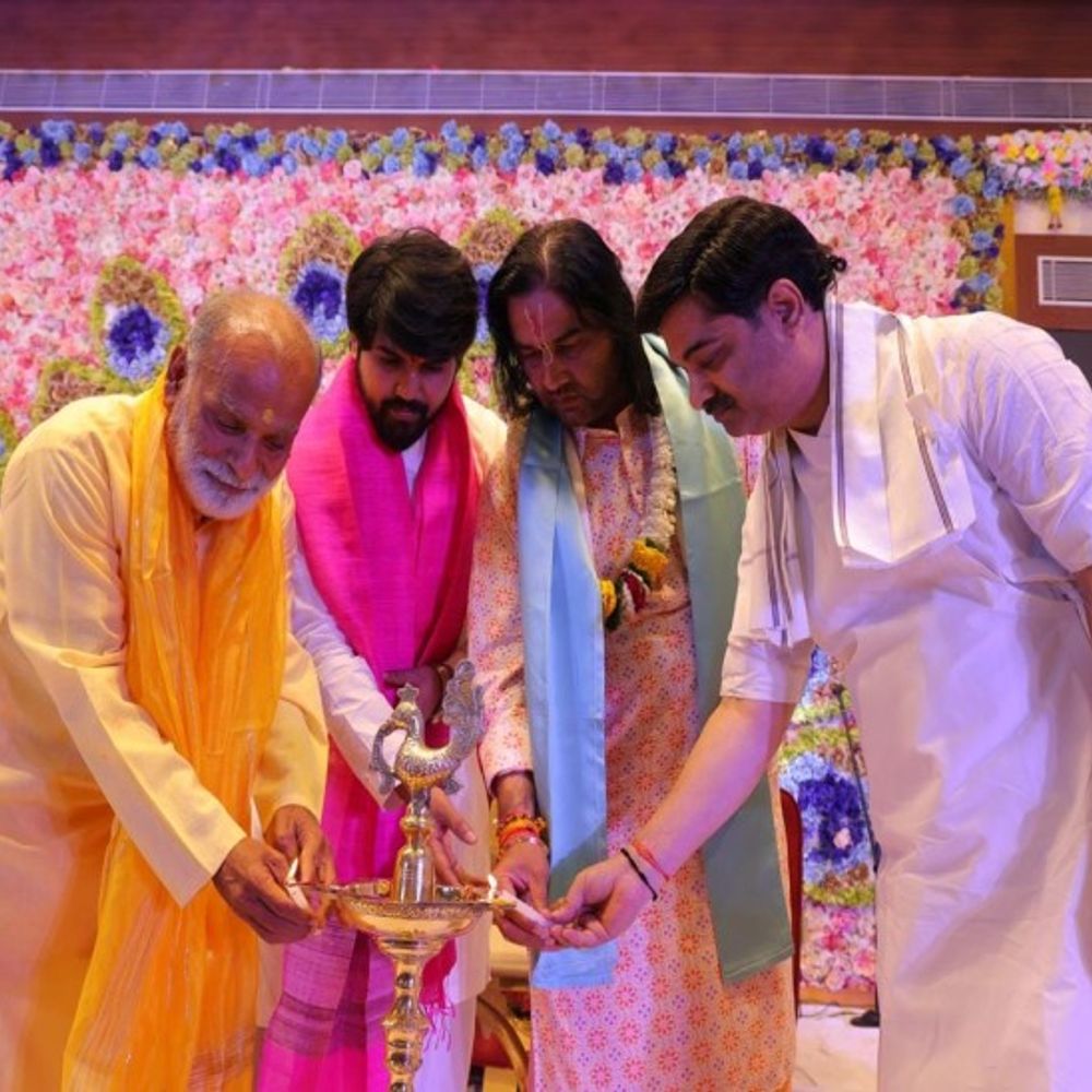 वृंदावन में आध्यात्मिक उत्सव:कथा वाचक ने द्वीप जलाकर की शुरुआत, 30 मार्च तक चलेगा