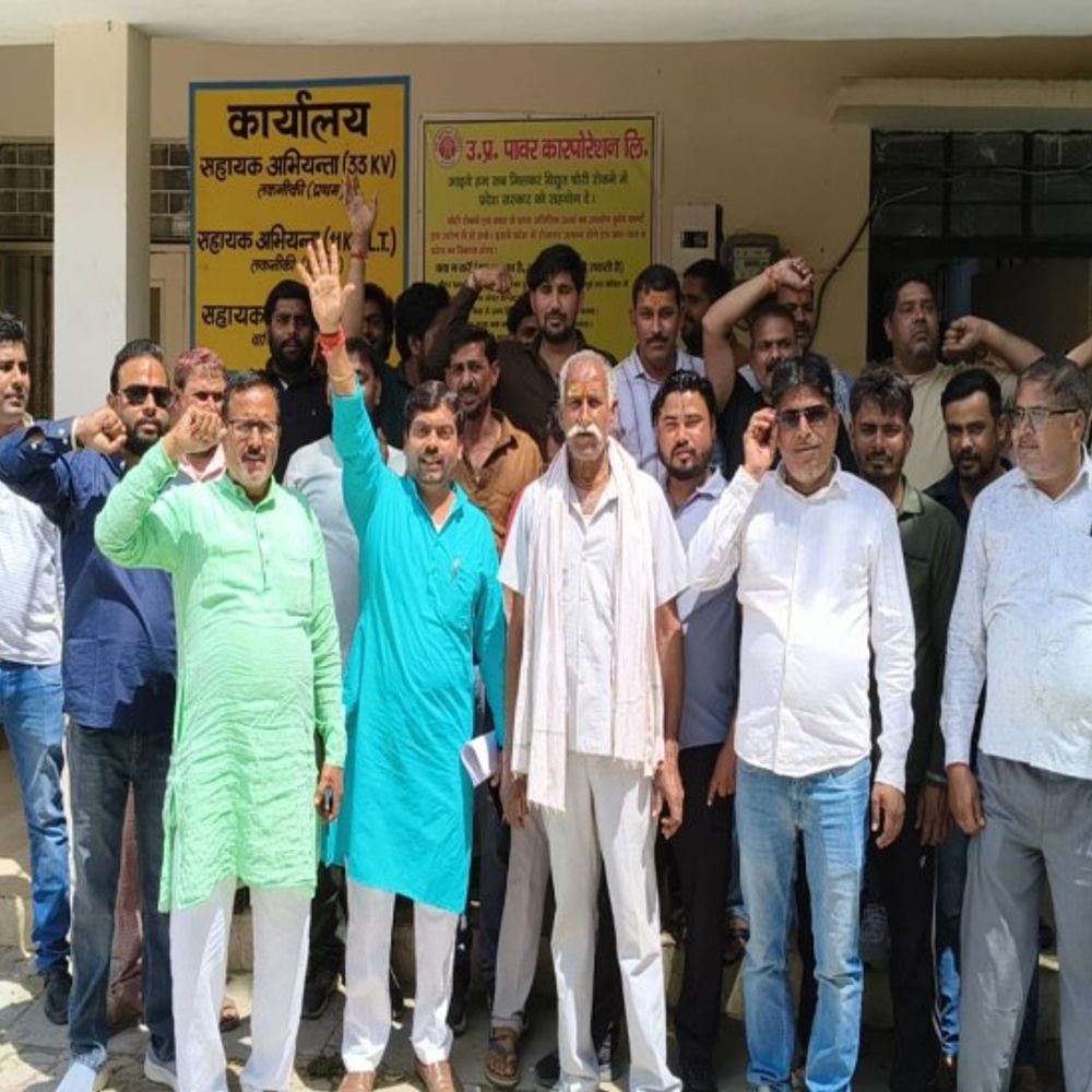 मथुरा में गर्मी बढ़ने के साथ शुरू हुई बिजली कटौती:उपभोक्ताओं का प्रदर्शन, बोले- अभी से 10-10 घंटे कट रही लाइट, आगे क्या होगा