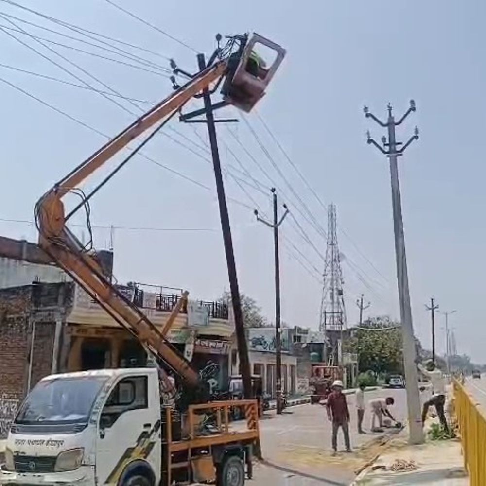 उन्नाव में NH-31 सर्विस लेन से हटे विद्युत पोल:राहगीरों-वाहन चालकों के लिए खतरा बने पोल हटाए गए
