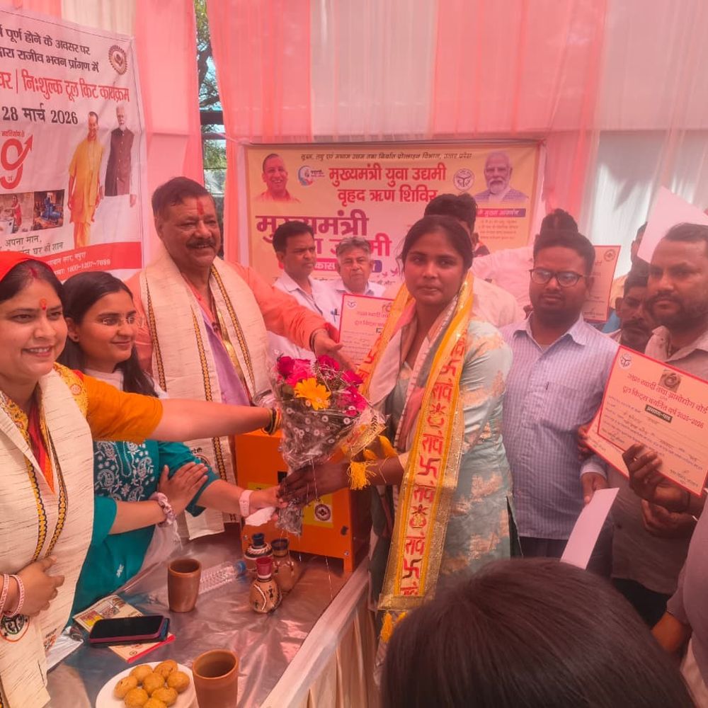 मथुरा में खादी बोर्ड ने बांटे टूल-किट:लाभार्थियों को आत्मनिर्भर बनाने की पहल, विधायक पूरन प्रकाश रहे मुख्य अतिथि