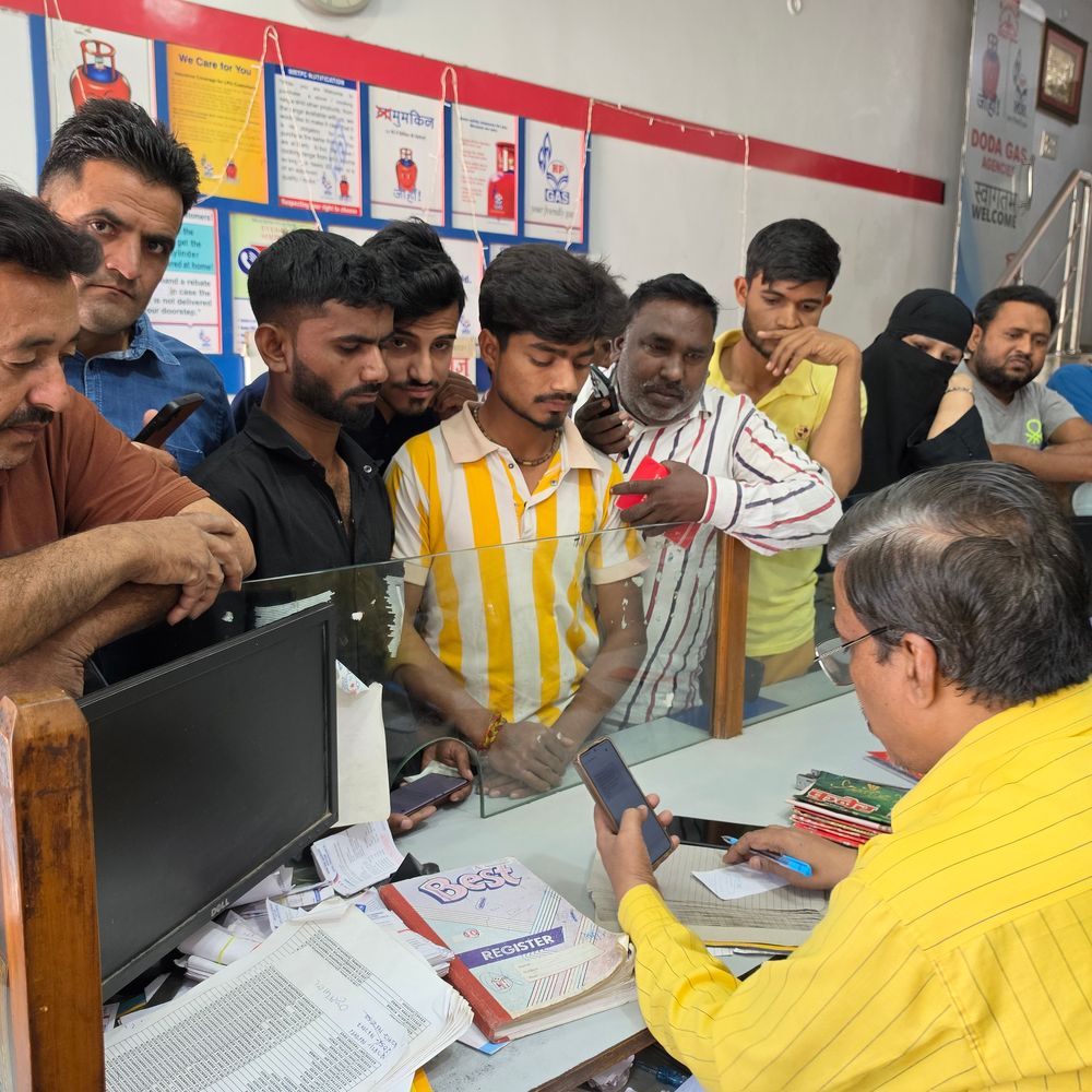 संभल में गैस सिलेंडर के लिए उपभोक्ता परेशान:मोबाइल नंबर खोने और KYC में दिक्कत से बुकिंग प्रभावित हुई, चूल्हे पर खाना पका रहे लोग