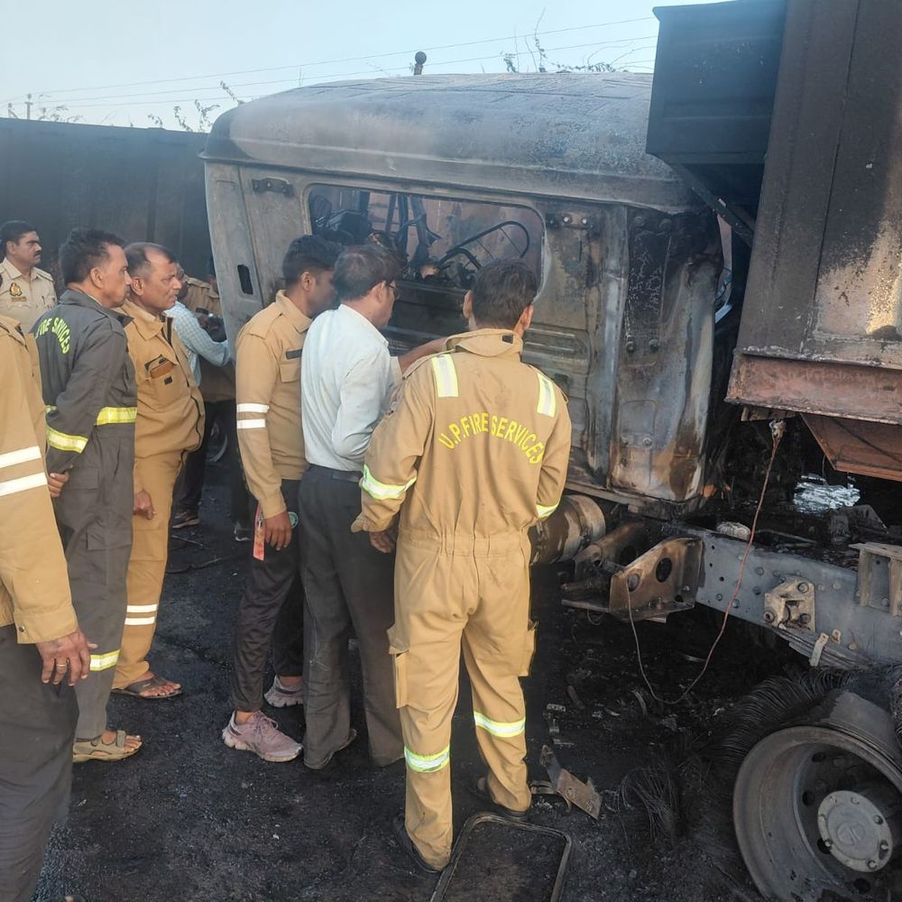 बांदा में दो ट्रेलरों की भिड़ंत, तीन जिंदा जले:एक खलासी गंभीर झुलसा, पोस्टमार्टम के बाद शव परिजनों को सौंपे गए