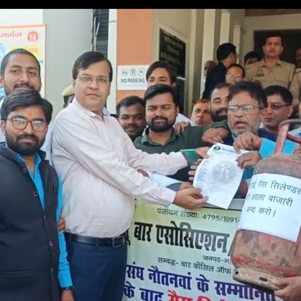 नौतनवा में गैस सिलेंडर न मिलने पर अधिवक्ताओं का प्रदर्शन:तहसील प्रशासन और गैस एजेंसी के खिलाफ नारेबाजी, 24 घंटे का अल्टीमेटम