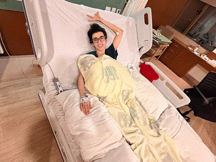 ऋतिक की गर्लफ्रेंड सबा आजाद अस्पताल में एडमिट:पेट के इंफेक्शन से बिगड़ी हालत, 14 दिन में 4 किलो वजन घटा