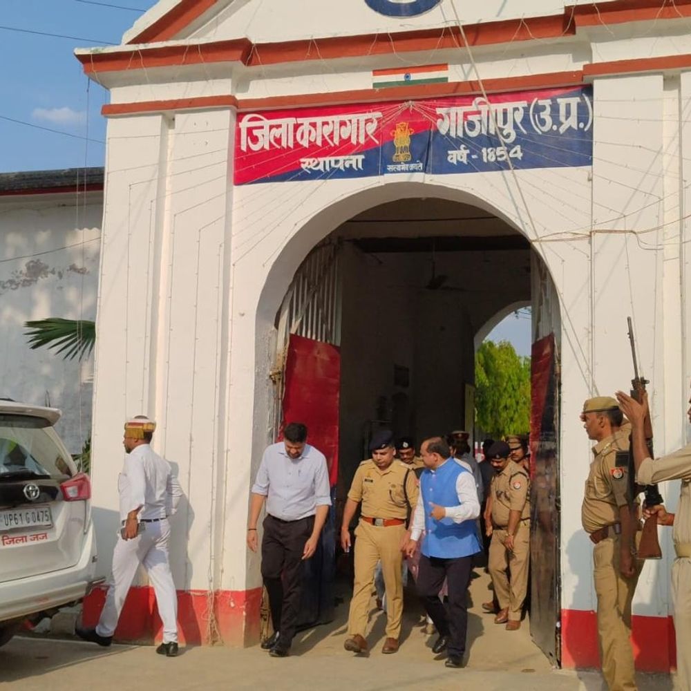 DM-SP ने जिला कारागार पर औचक निरीक्षण:गाजीपुर में बैरक और मेस की जांच, तलाशी अभियान से मचा हड़कंप
