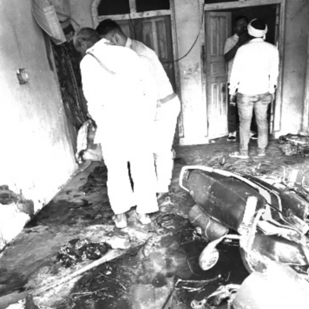 सुल्तानपुर में पति ने पत्नी पर कुल्हाड़ी से हमला किया:खुद का गला रेता; नशे की लत को लेकर हुआ विवाद, दोनों अंबेडकरनगर रेफर