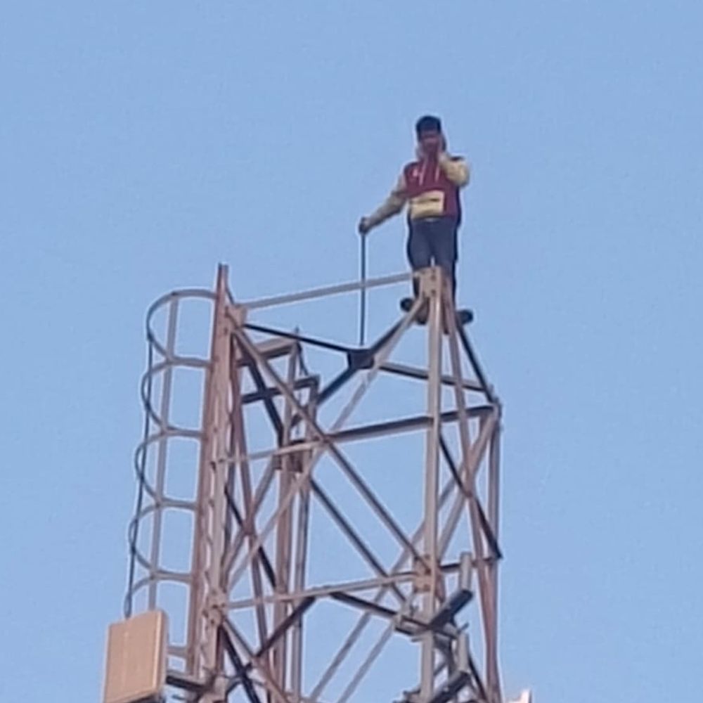 मोबाइल टावर पर चढ़ा युवक:प्रेमिका को बुलाने की जिद करता रहा, 4 घंटे चला हाई वोल्टेज ड्रामा