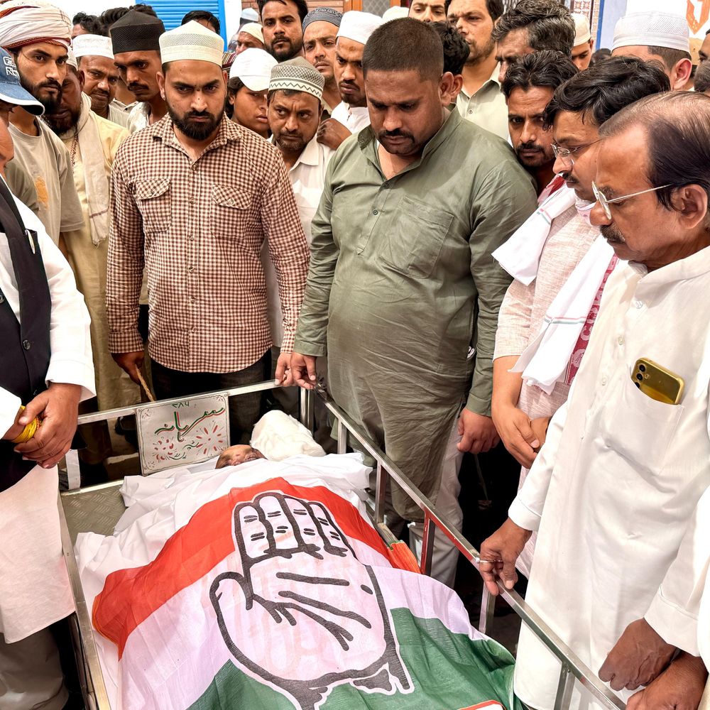 पहासू के पूर्व चेयरमैन अजमल छोटे का निधन:कांग्रेस ने दी श्रद्धांजलि, जिलाध्यक्ष ने परिवार को सौंपा पार्टी झंडा