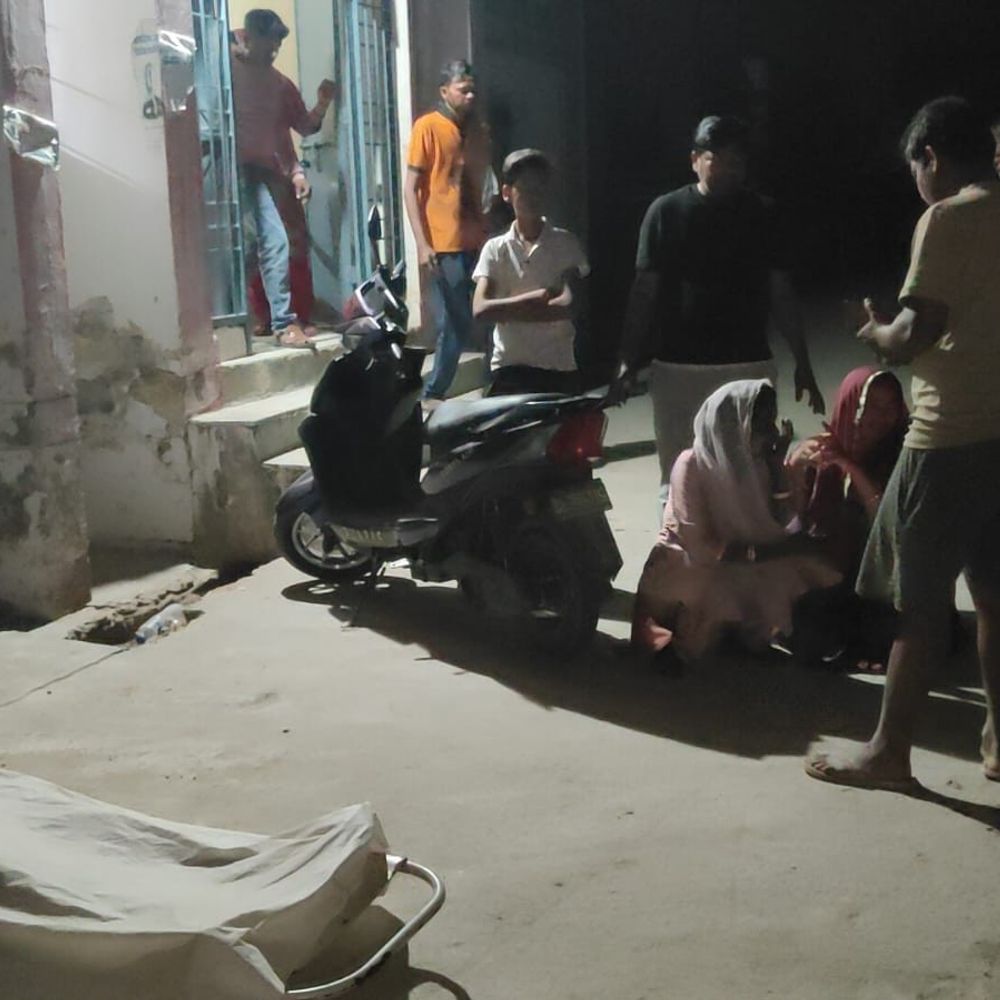 तेज रफ्तार ट्रैक्टर की टक्कर से ग्रामीण की मौत:औरैया में बिजली के खंभे से टकराया, एक घायल सैफई रेफर