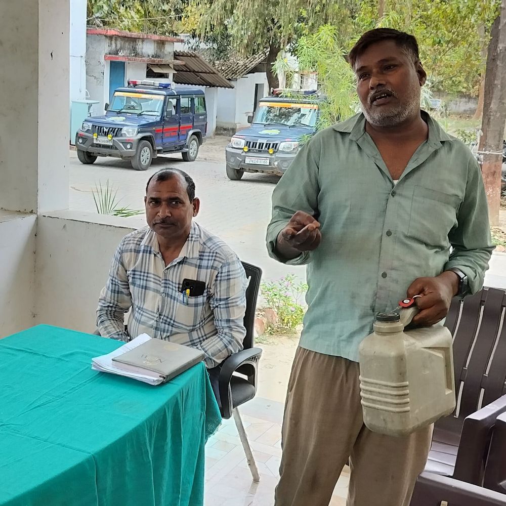 अयोध्या में किसान डीजल के लिए थाने पहुंचा:डिब्बे में तेल न मिलने से सिंचाई रुकी, पुलिस ने पर्ची देने से इनकार किया