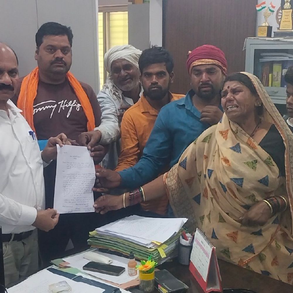 ललितपुर में गेहूं की फसल जलकर राख:हार्वेस्टर की चिंगारी से लगी आग, जिलाधिकारी के ओएसडी से मिले किसान