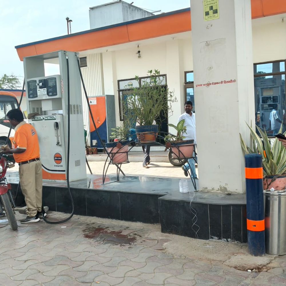 जौनपुर में पर्याप्त पेट्रोल-डीजल स्टॉक, आपूर्ति जारी:जिला पूर्ति अधिकारी ने अफवाहों से बचने और भीड़ न लगाने की अपील की