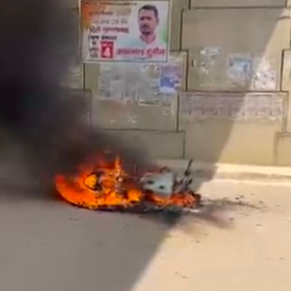 चलती बाइक में अचानक लगी आग, VIDEO:अमेठी में बाइक सवार ने कूदकर बचाई जान, कुछ मिनट में खाक