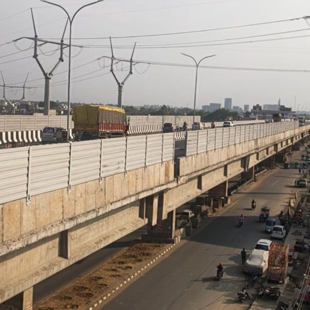 लखनऊ-कानपुर एलिवेटेड एक्सप्रेसवे का हिस्सा खुला:डेढ़ किलोमीटर मार्ग पर वाहनों का आवागमन शुरू, नीचे की रोड सूनी