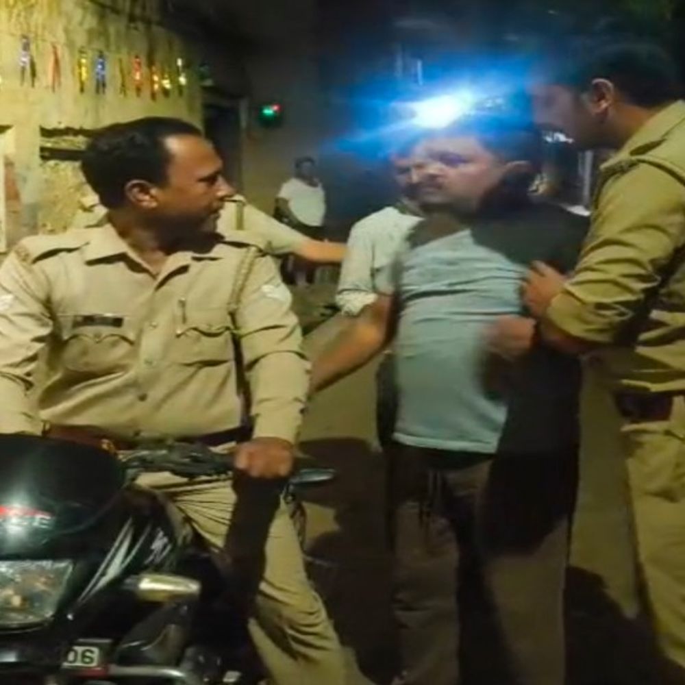 फार्मासिस्ट घर में पौनिया लेकर घुसा, वीडियो:शाहजहांपुर में पुलिस ने आरोपी को गिरफ्तार किया, FIR दर्ज