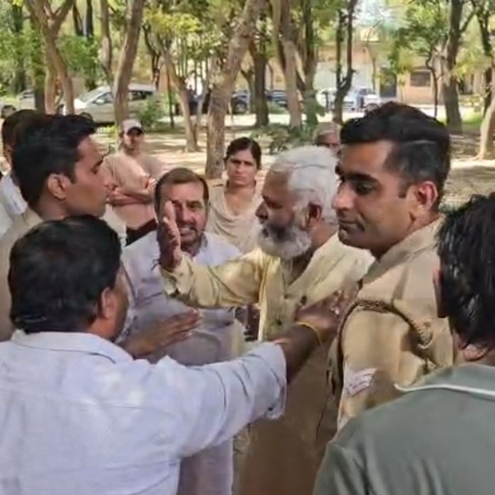 बागपत कलेक्ट्रेट पर शिक्षक ने आत्मदाह का प्रयास किया:सुरक्षाकर्मियों ने छीनी तेल की बोतल, जांच में जुटे अधिकारी