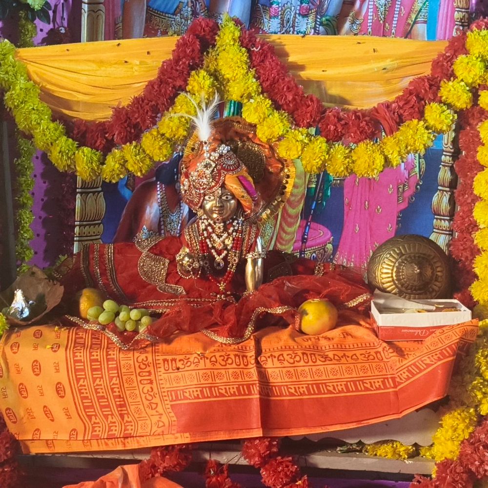 मिर्जापुर में श्रीराम जन्मोत्सव पर निकली भव्य शोभायात्रा:हनुमान मंदिर संगमोहाल से आधी रात बाद निकली यात्रा; जगह-जगह पुष्पवर्षा-जलपान की व्यवस्था