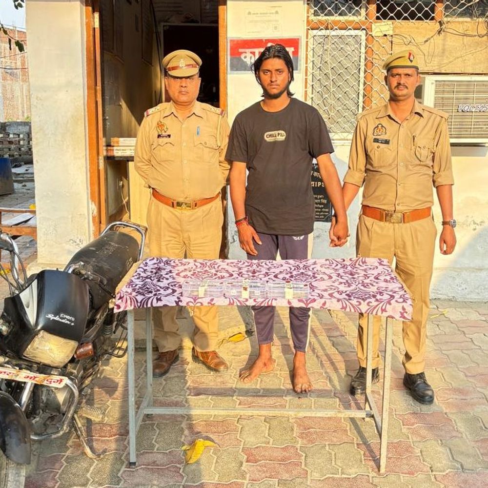 गोंडा पुलिस ने लुटेरे विवेक पांडेय को किया गिरफ्तार:दो जिलों में तीन लूट का खुलासा, कैश और चोरी की बाइक बरामद