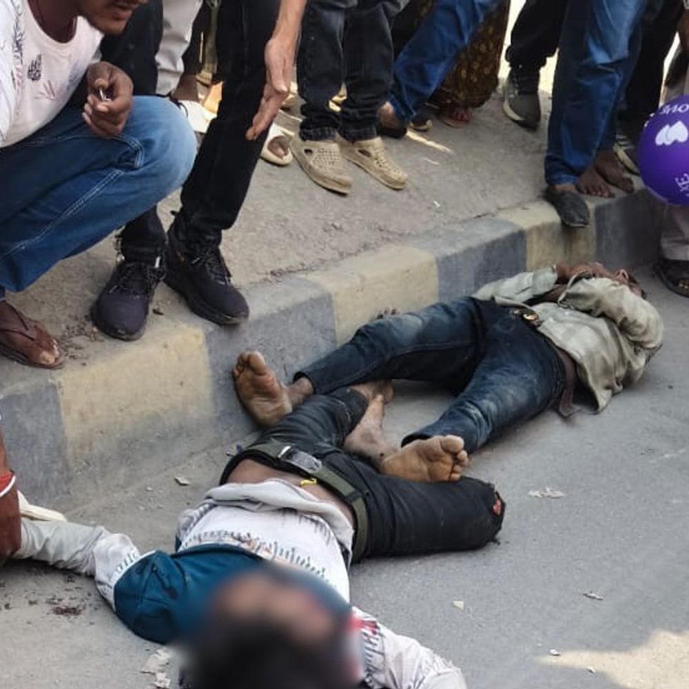 रॉन्ग साइड क्रेन की टक्कर से बाइक सवार की मौत:सोनभद्र में सड़क दुर्घटना में दो अन्य गंभीर घायल, एक बाइक पर सवार थे तीनों