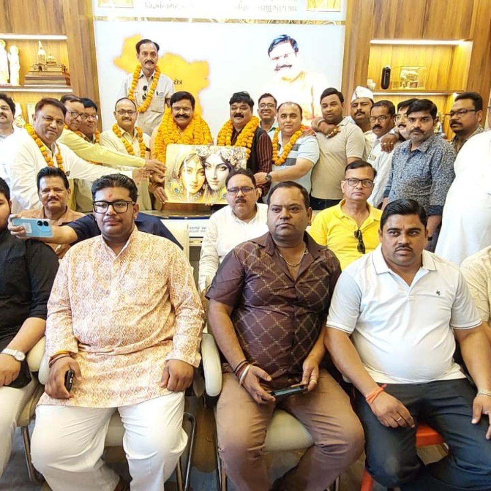 बदायूं को स्मार्ट सिटी का दर्जा मिलने पर जश्न:व्यापारियों ने विधायक महेश चंद्र गुप्ता का किया सम्मान, पदाधिकारियों के साथ मीटिंग