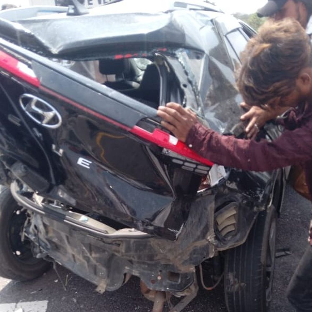 पूर्वांचल एक्सप्रेसवे पर तेज रफ्तार कार डिवाइडर से टकराई:सुल्तानपुर से रायबरेली जा रहा चालक गंभीर घायल, गाड़ी क्षतिग्रस्त