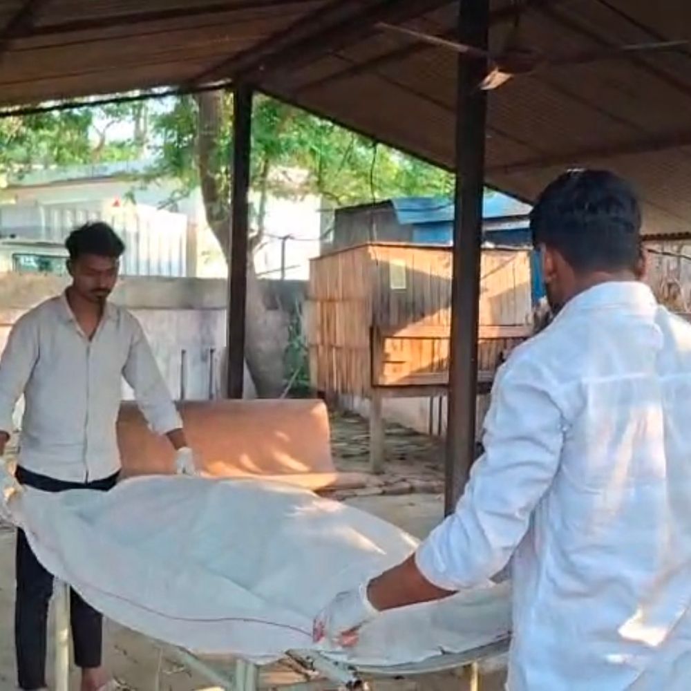 बाराबंकी में नवविवाहिता सहित दो महिलाओं की मौत:ईसेपुर क्रॉसिंग पर ट्रक ने बाइक को मारी टक्कर, एक बच्चा गंभीर घायल